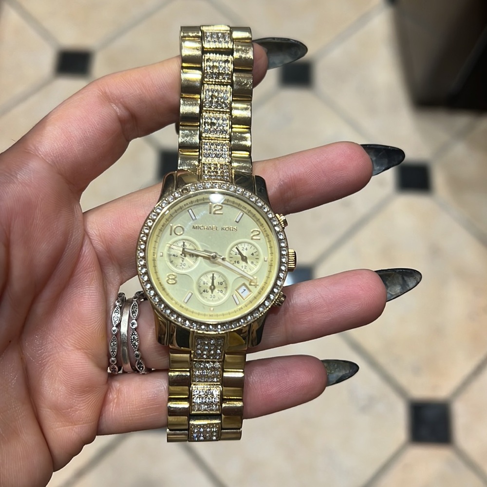 THEEE Large face round women’s Michael kors watches - Picture 10 of 13